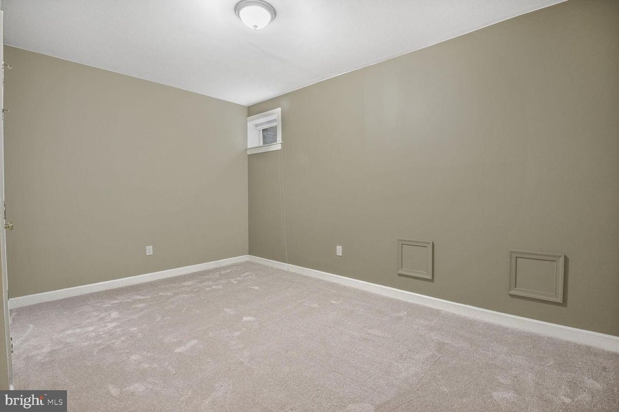 Empty room, Interior