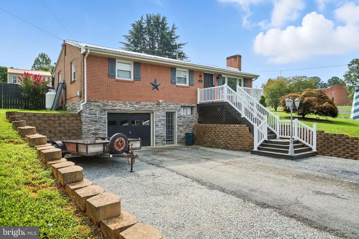 Attached, Exterior, Facade, Brick Facade, Raised Ranch