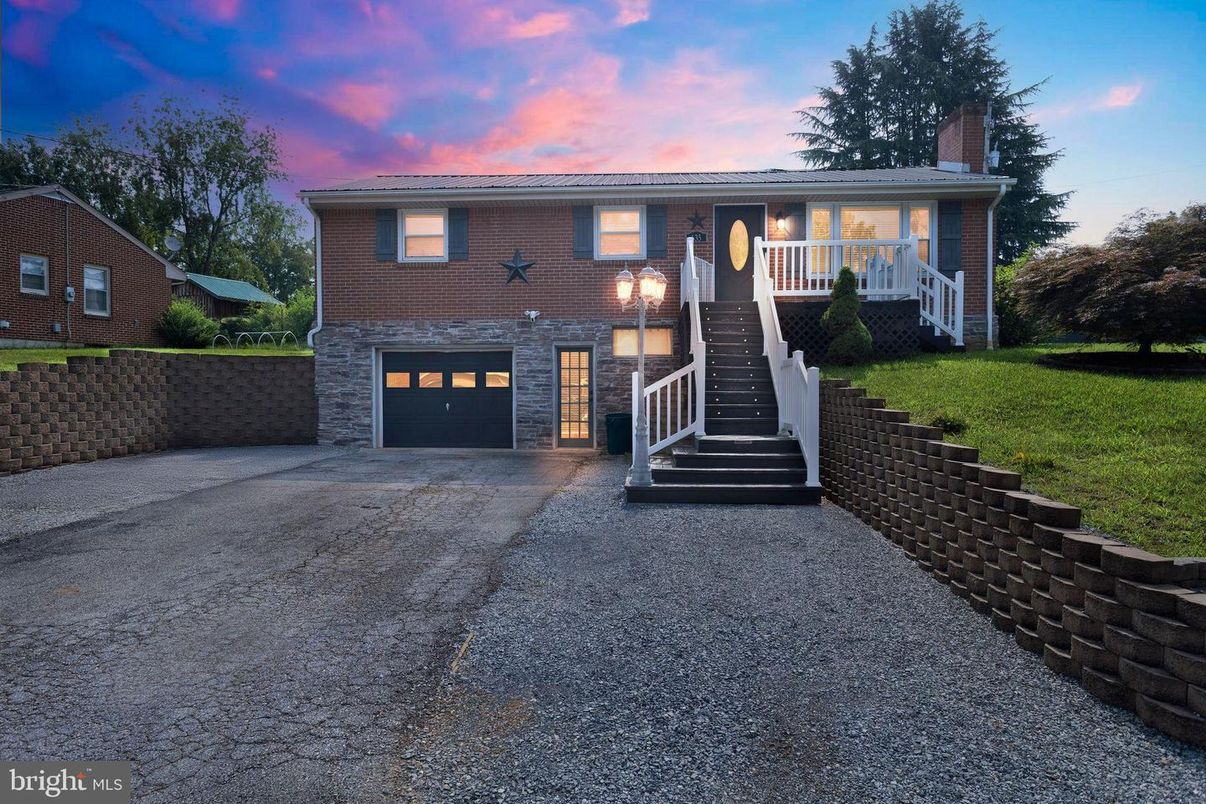 Attached, Exterior, Facade, Brick Facade, Raised Ranch