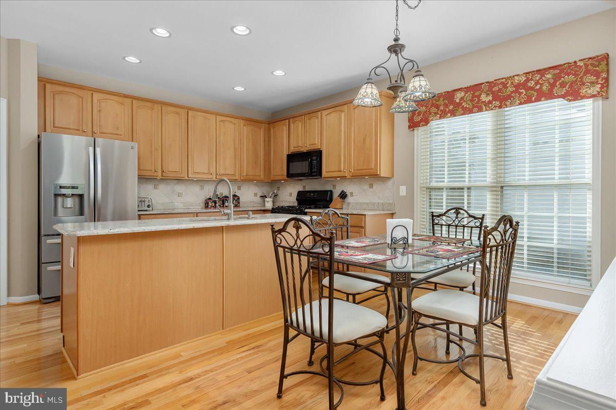 Dining room, Interior, Kitchen, Pendant Lights, Recessed Lighting, Wood Texture Flooring