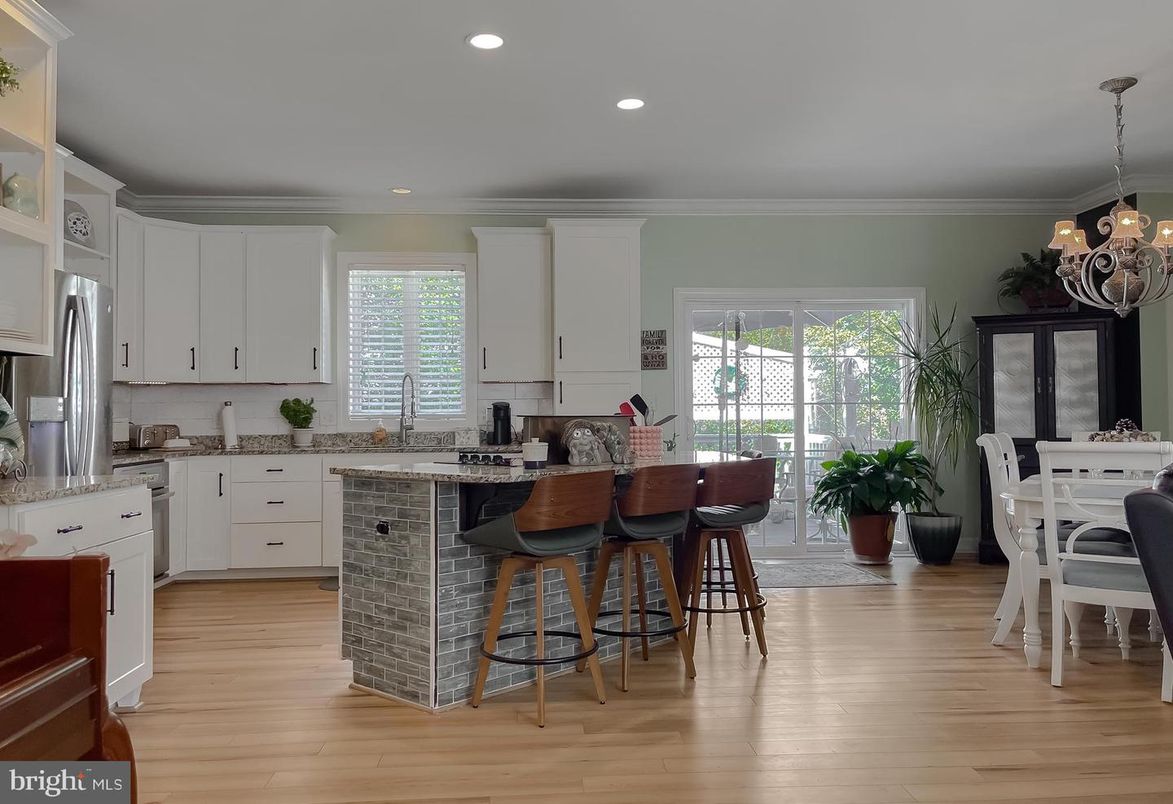 Chandelier, Dining room, Interior, Kitchen, Recessed Lighting, Wood Texture Flooring