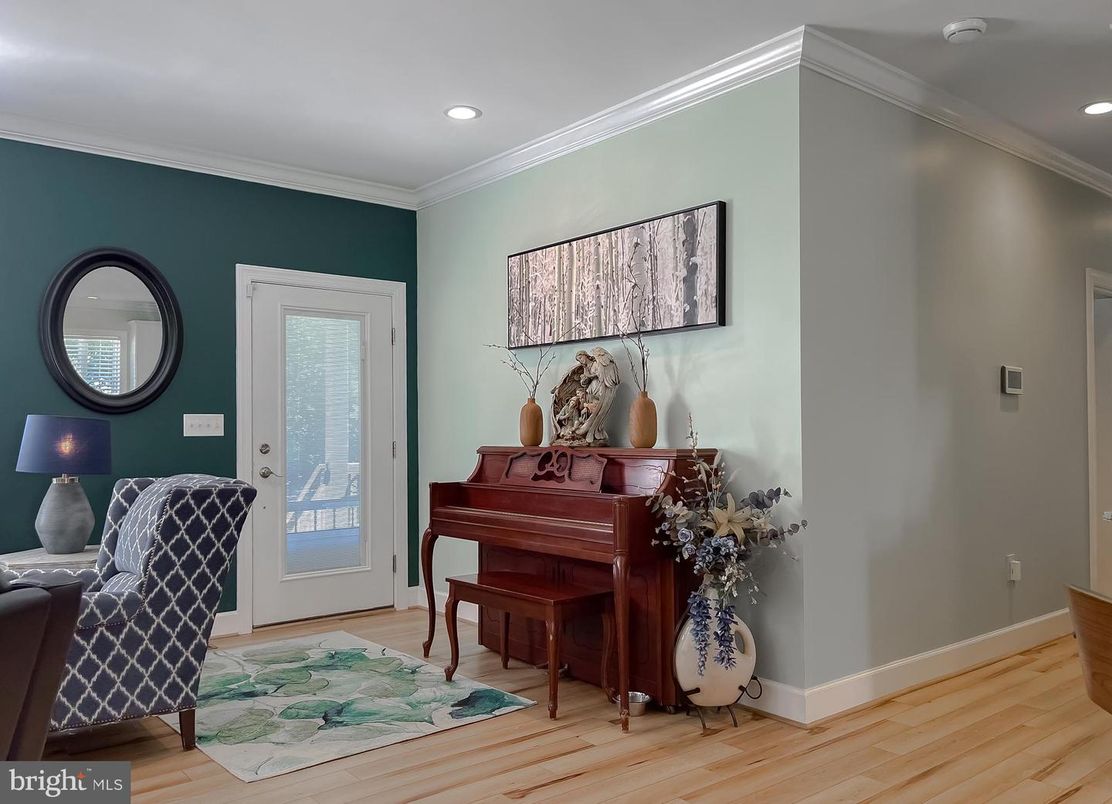Interior, Piano, Recessed Lighting, Wood Texture Flooring