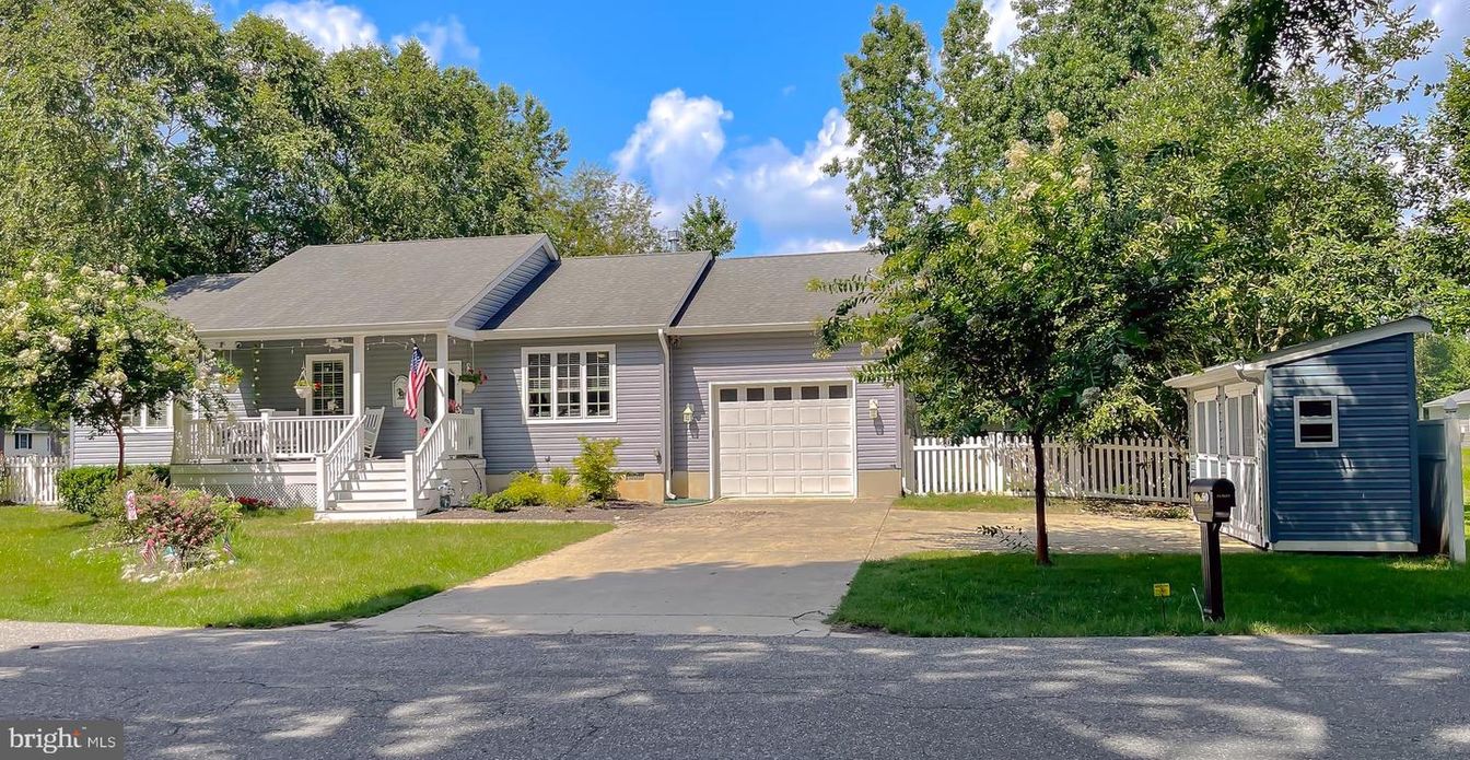 Attached, Exterior, Facade, Cape Cod