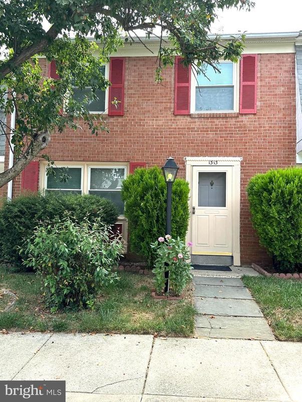 Exterior, Facade, Brick Facade, Rowhouse