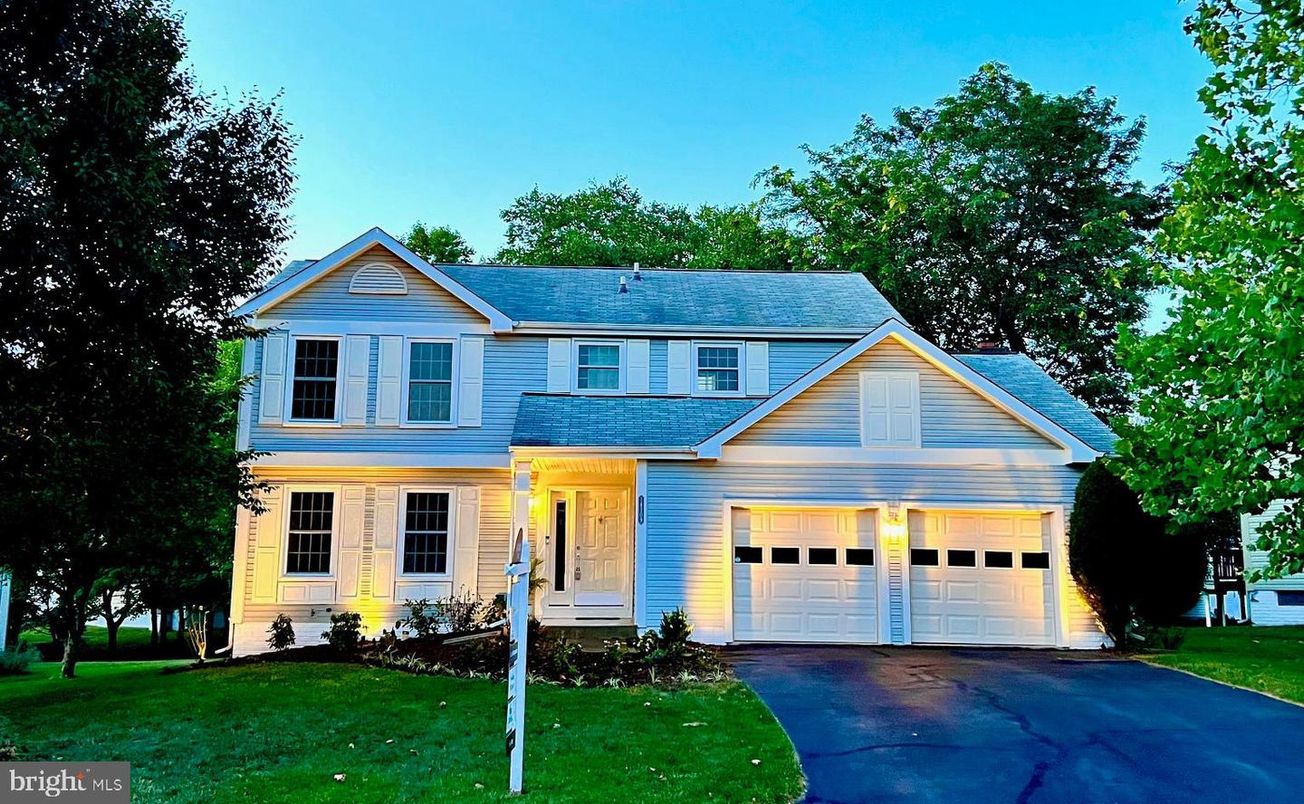 Attached, Exterior, Facade, Farmhouse