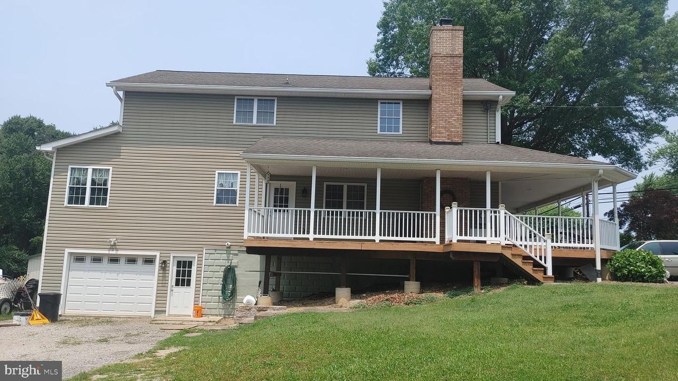 Attached, Exterior, Facade, American Foursquare