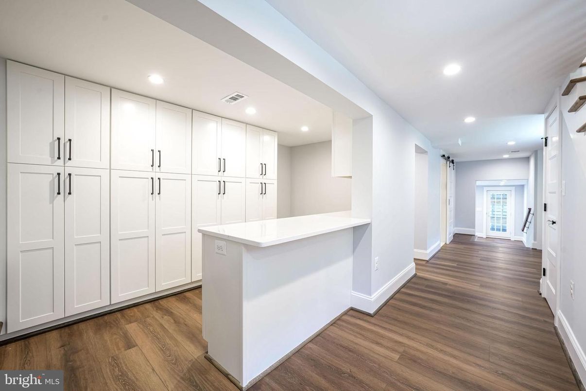 Interior, Recessed Lighting, Wood Texture Flooring
