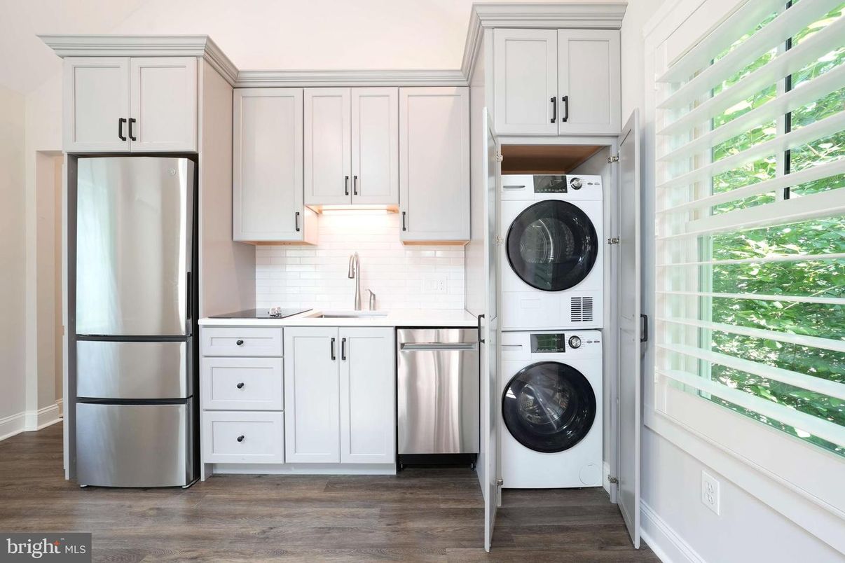 Interior, Kitchen, Utility Closets, Washer, Wood Texture Flooring