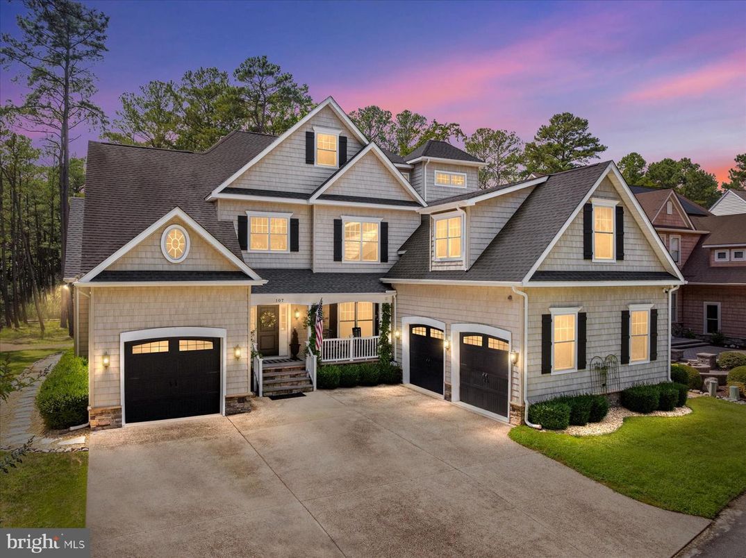 Attached, Exterior, Facade, Farmhouse