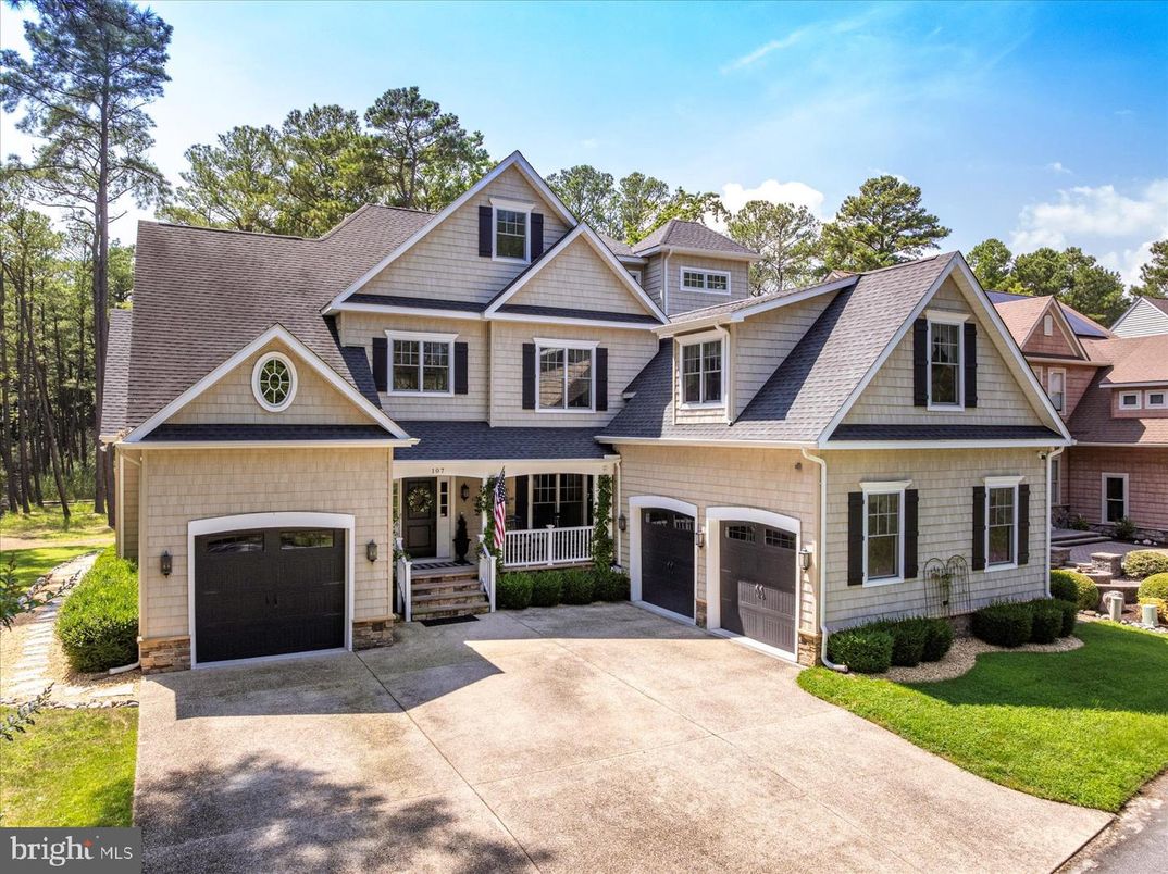 Attached, Exterior, Facade, Farmhouse