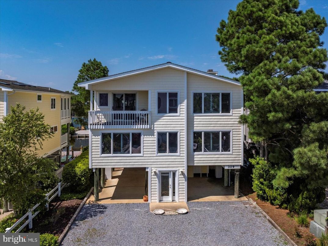 Exterior, Facade, Raised Ranch