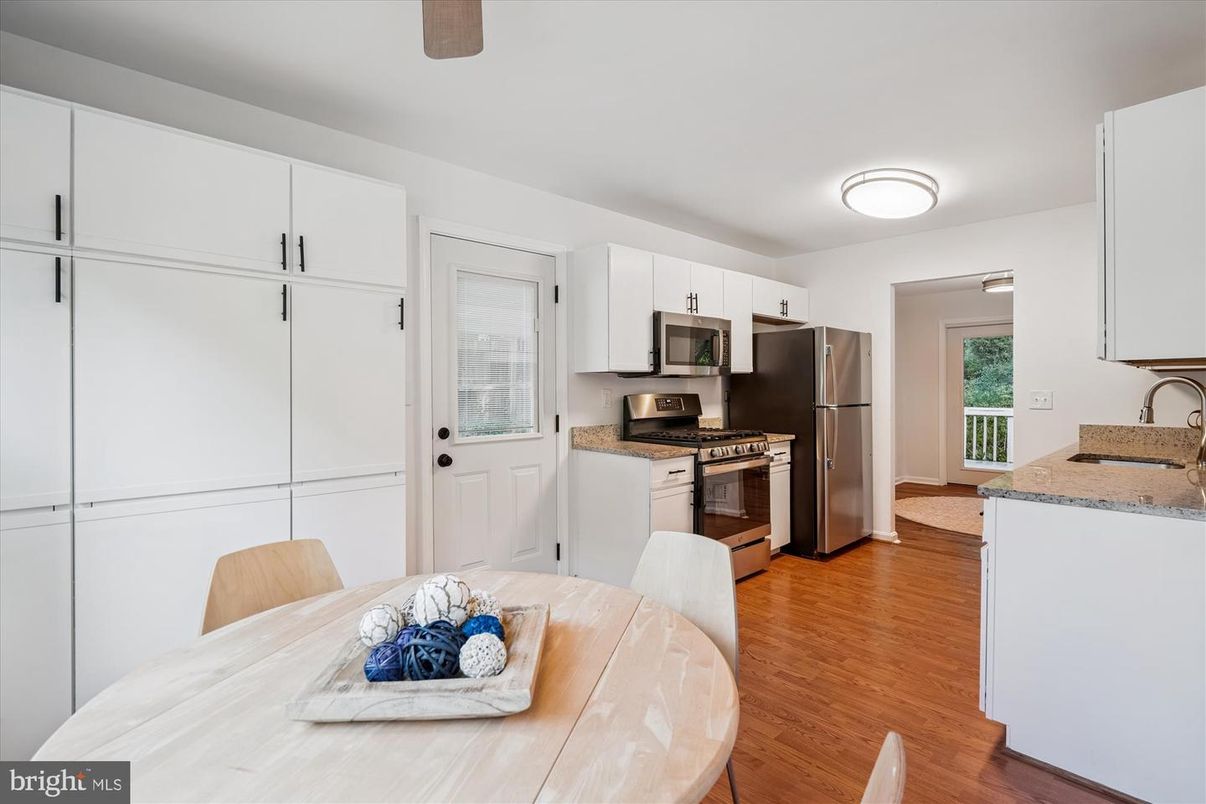 Dining room, Interior, Kitchen, Stainless Steel Appliances, Wood Texture Flooring