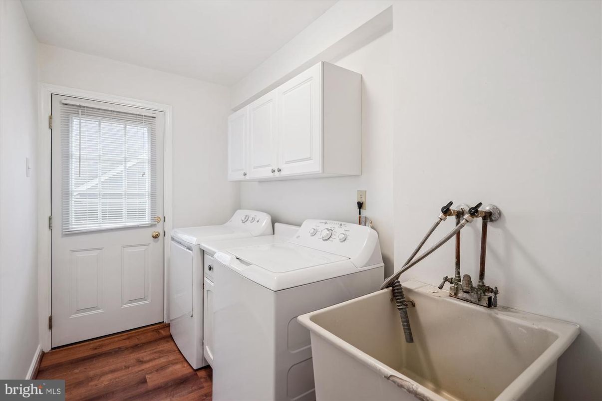 Interior, Washer, Wood Texture Flooring