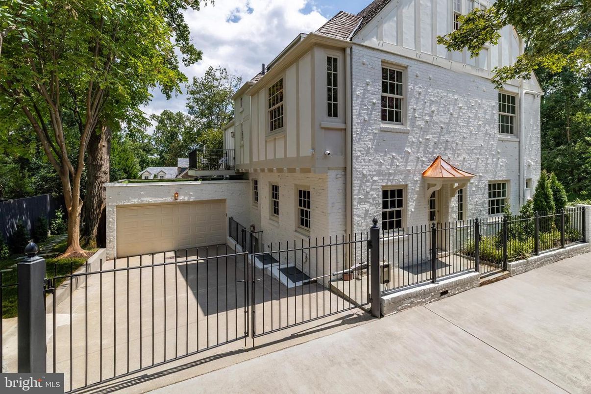Attached, Exterior, Facade, Rowhouse