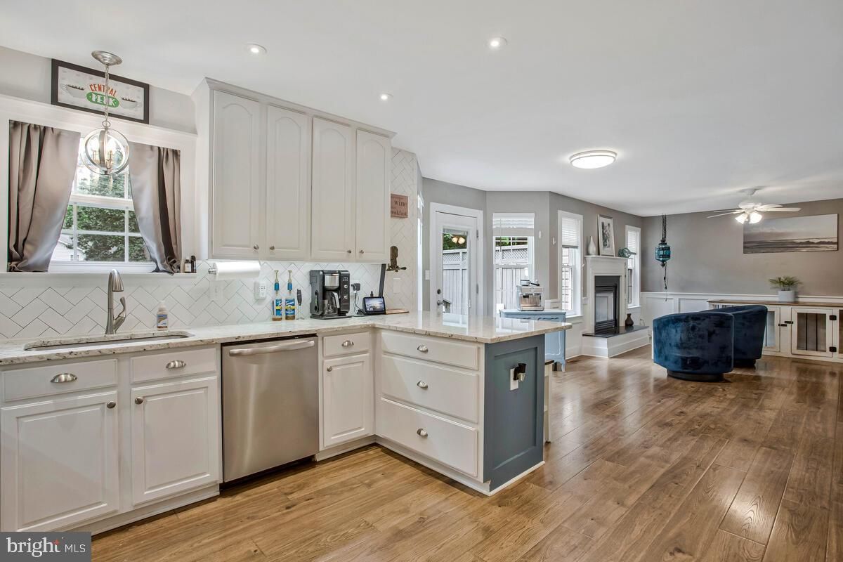 Fireplace, Interior, Kitchen, Recessed Lighting, Wood Texture Flooring