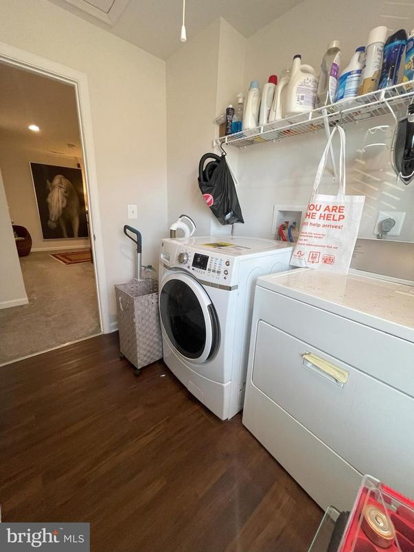 Interior, Recessed Lighting, Washer, Wood Texture Flooring