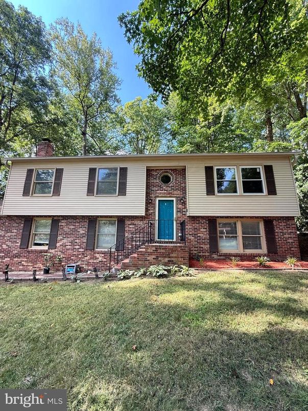 Attached, Exterior, Facade, Brick Facade, Raised Ranch