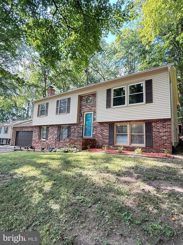 Attached, Exterior, Facade, Brick Facade, Raised Ranch
