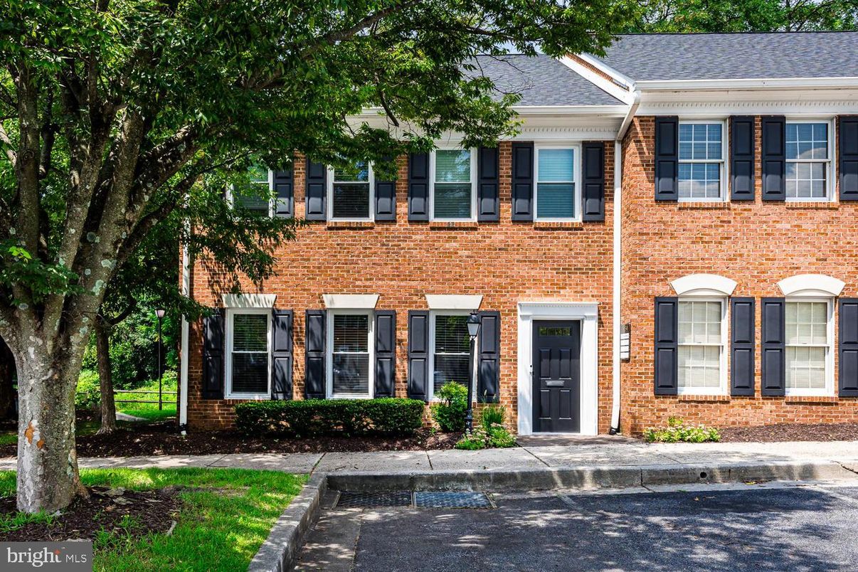 Exterior, Facade, Brick Facade, Georgian