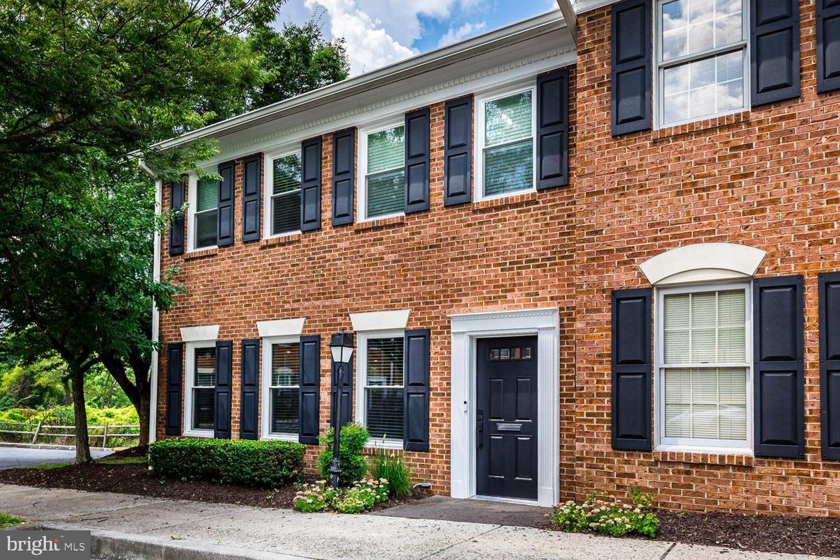 Exterior, Facade, Brick Facade, Georgian