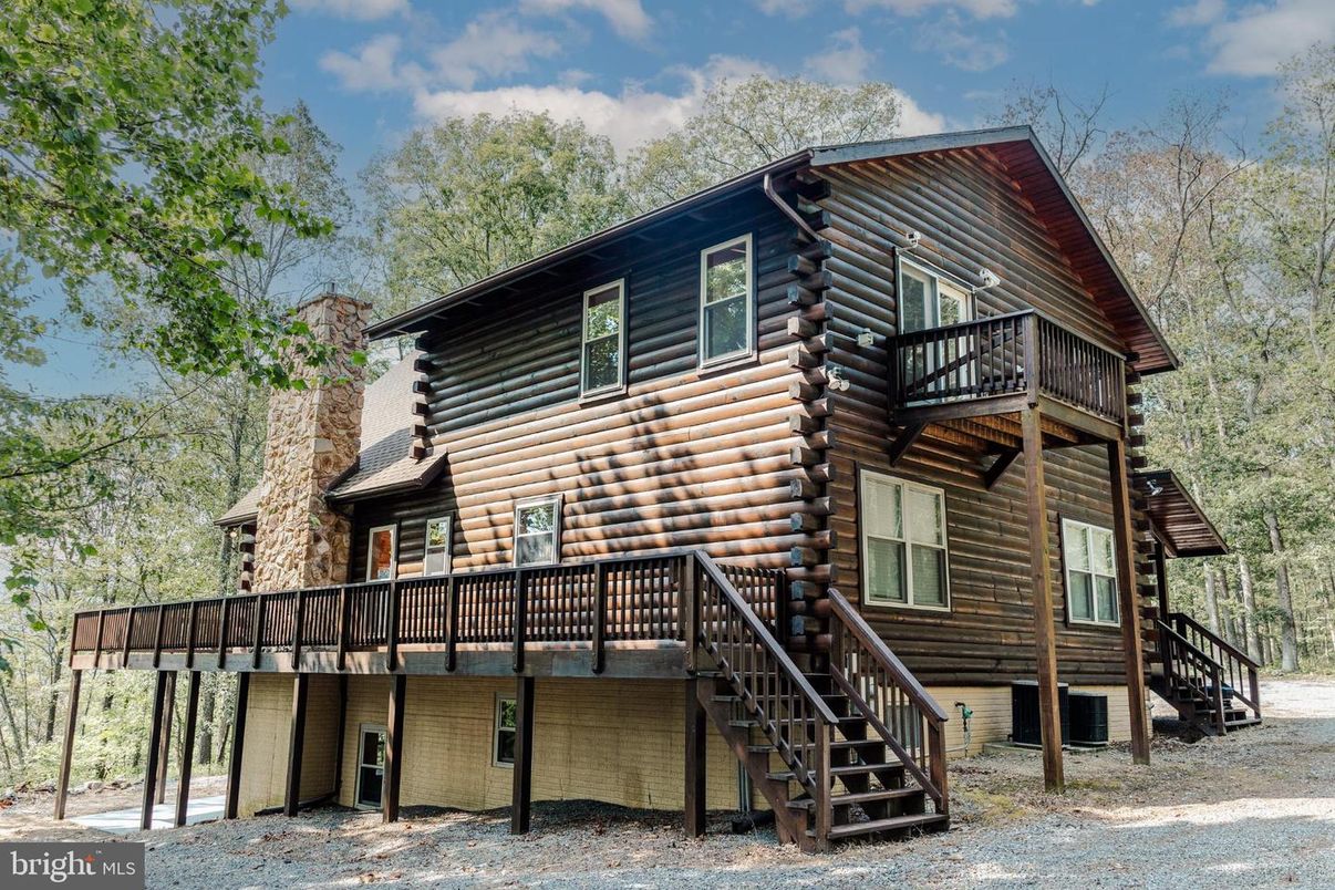 Exterior, Facade, Log Home