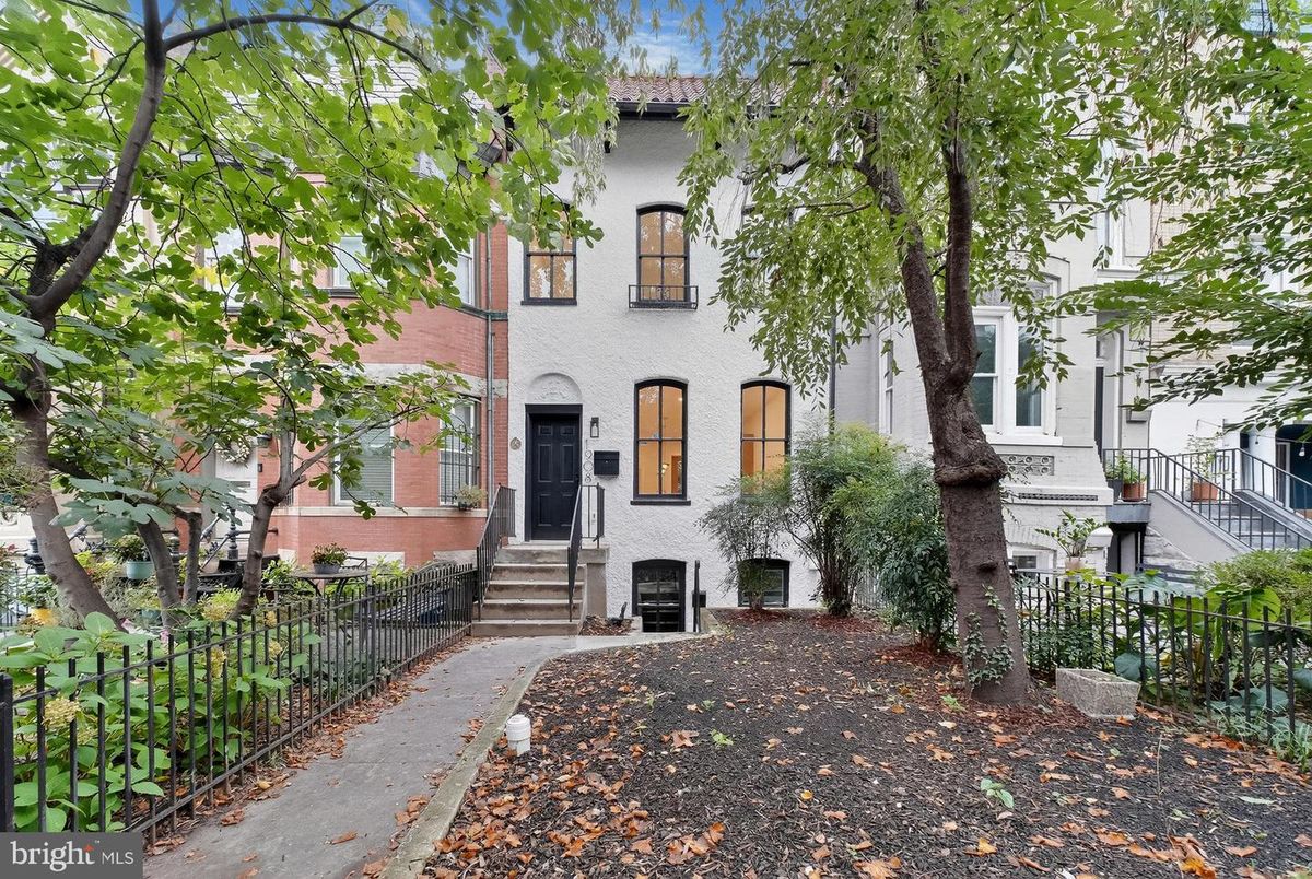 Exterior, Facade, Rowhouse
