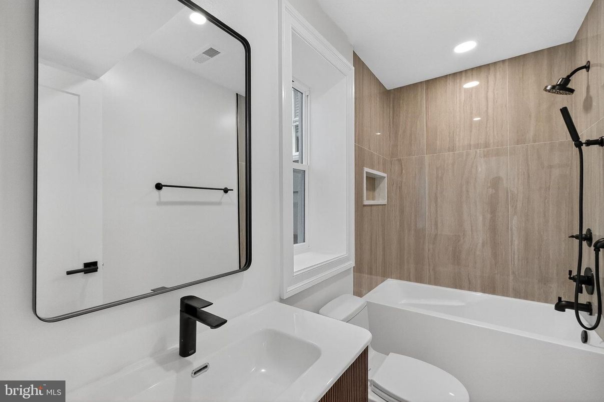 Bathroom, Interior, Recessed Lighting