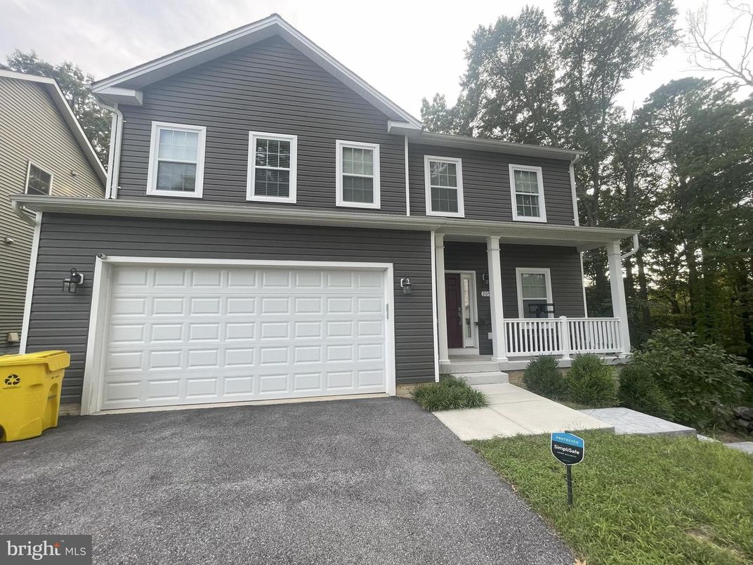 Attached, Exterior, Facade, American Craftsman