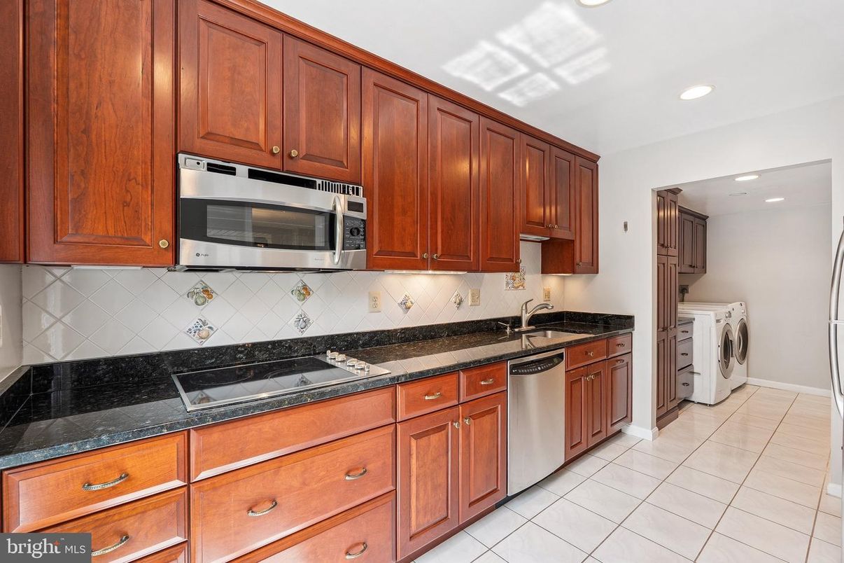 Interior, Kitchen, Recessed Lighting, Washer