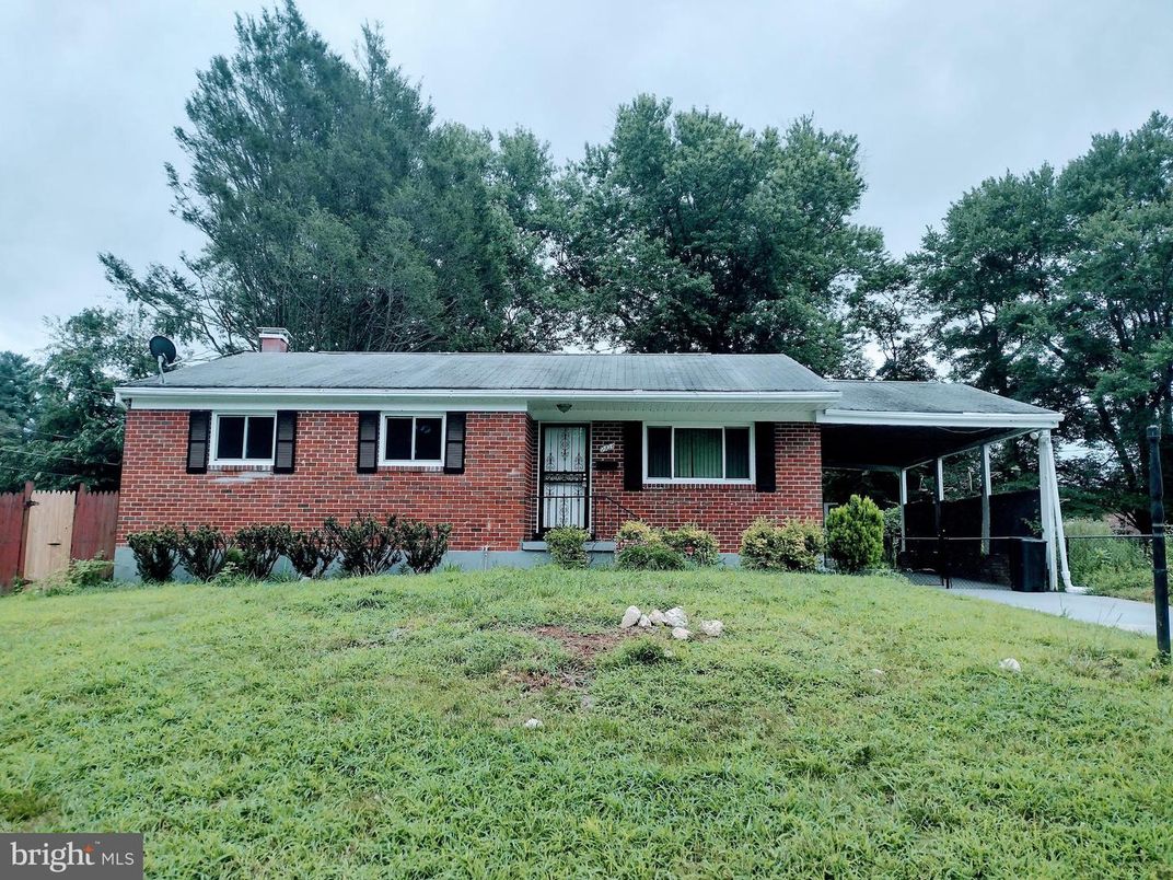 Backyard, Exterior, Facade, Brick Facade, Ranch