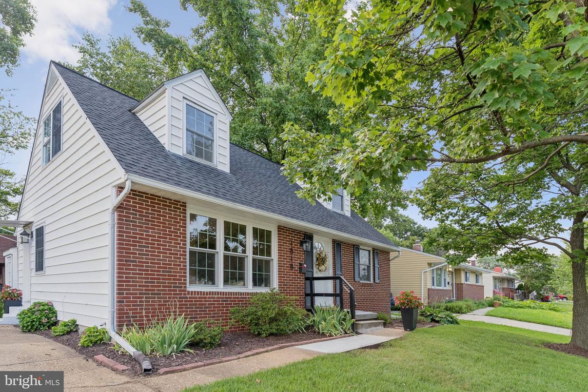 Exterior, Facade, Brick Facade, Cape Cod
