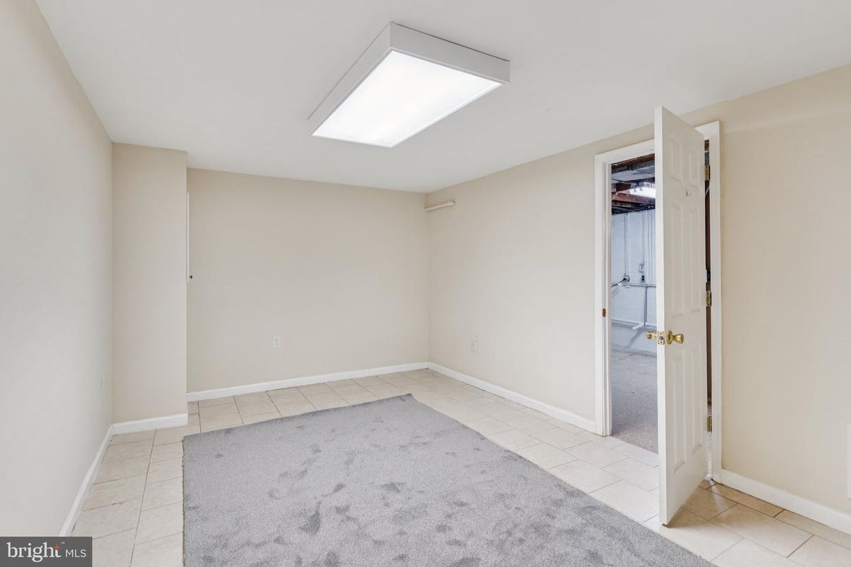 Empty room, Interior