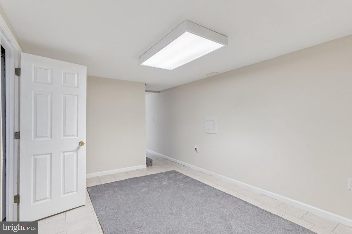 Empty room, Interior