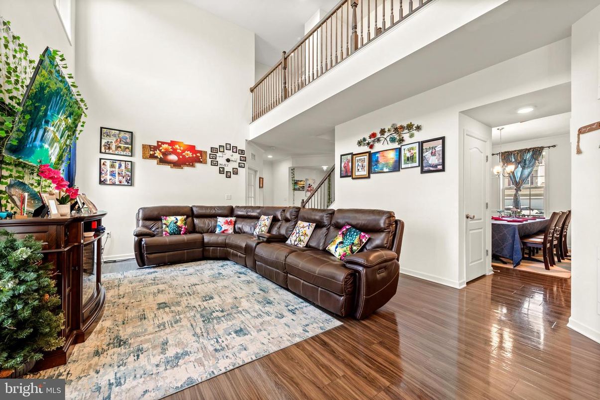Interior, Living room, Pendant Lights, Recessed Lighting, Wood Texture Flooring