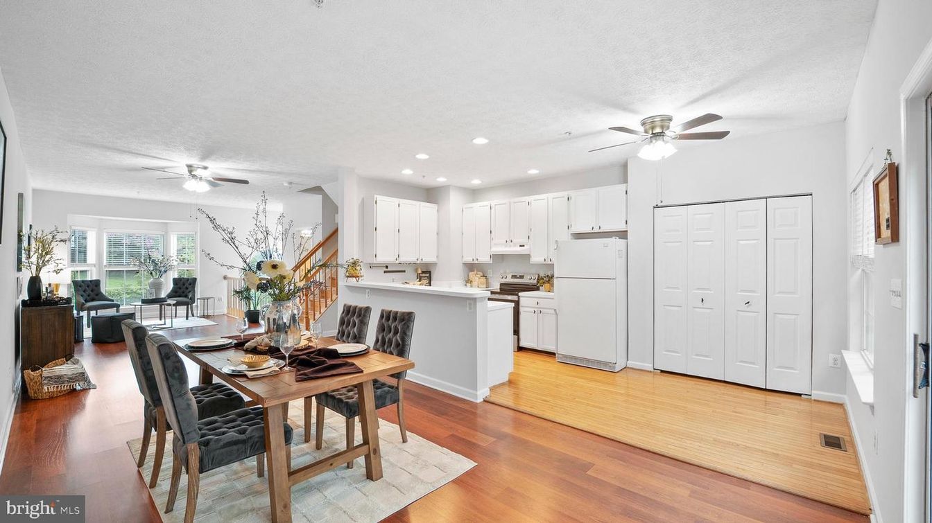 Dining room, Interior, Kitchen, Recessed Lighting, Wood Texture Flooring
