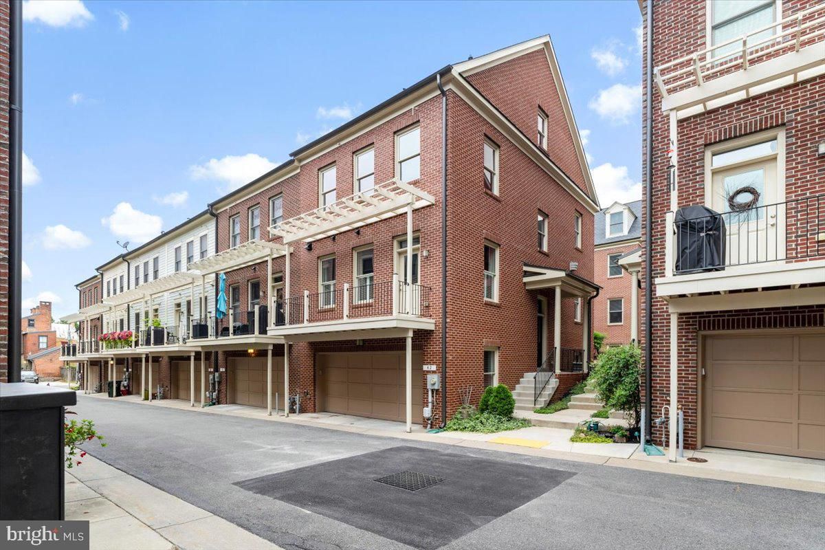 Attached, Exterior, Facade, Brick Facade, Rowhouse