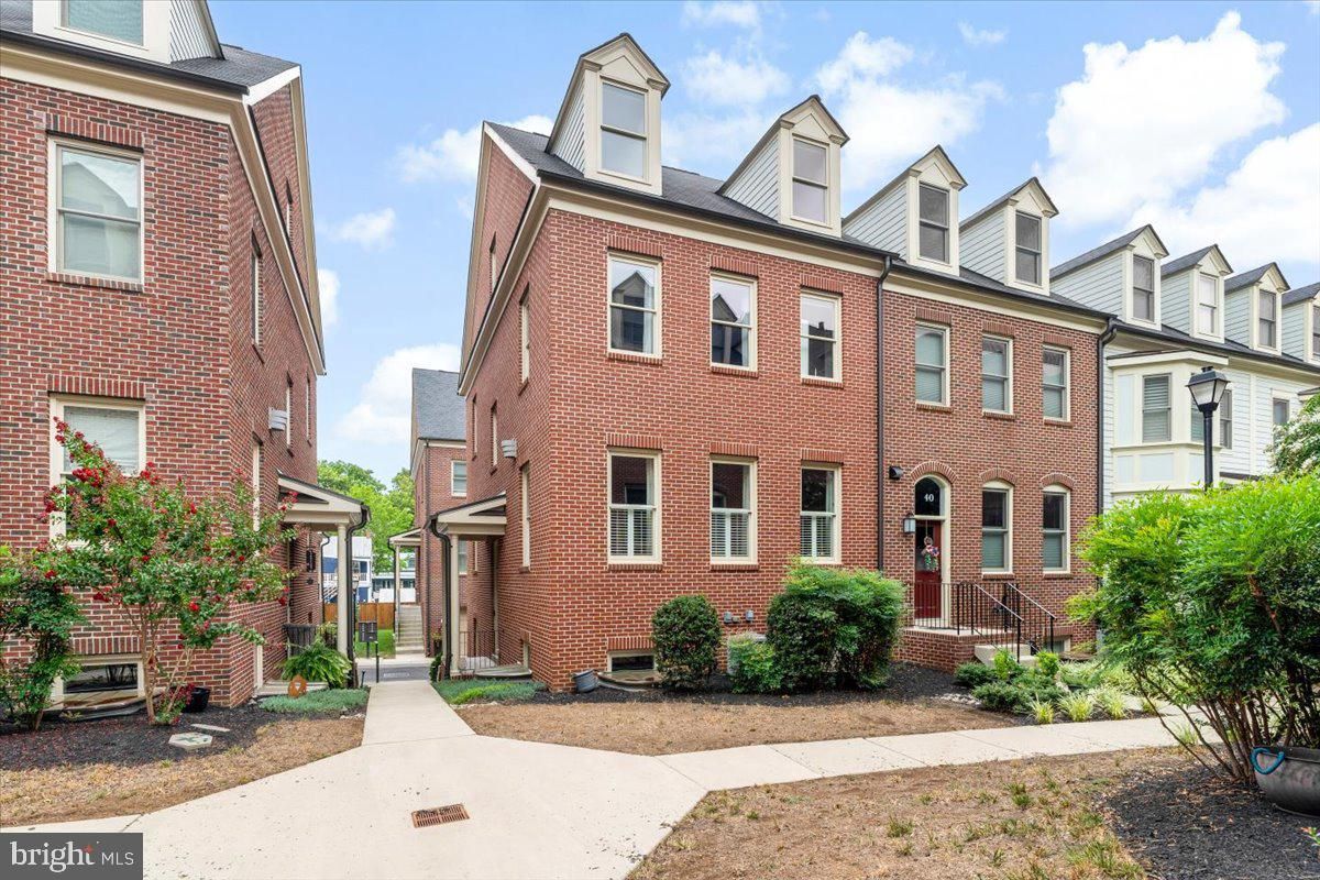 Exterior, Facade, Brick Facade, Rowhouse