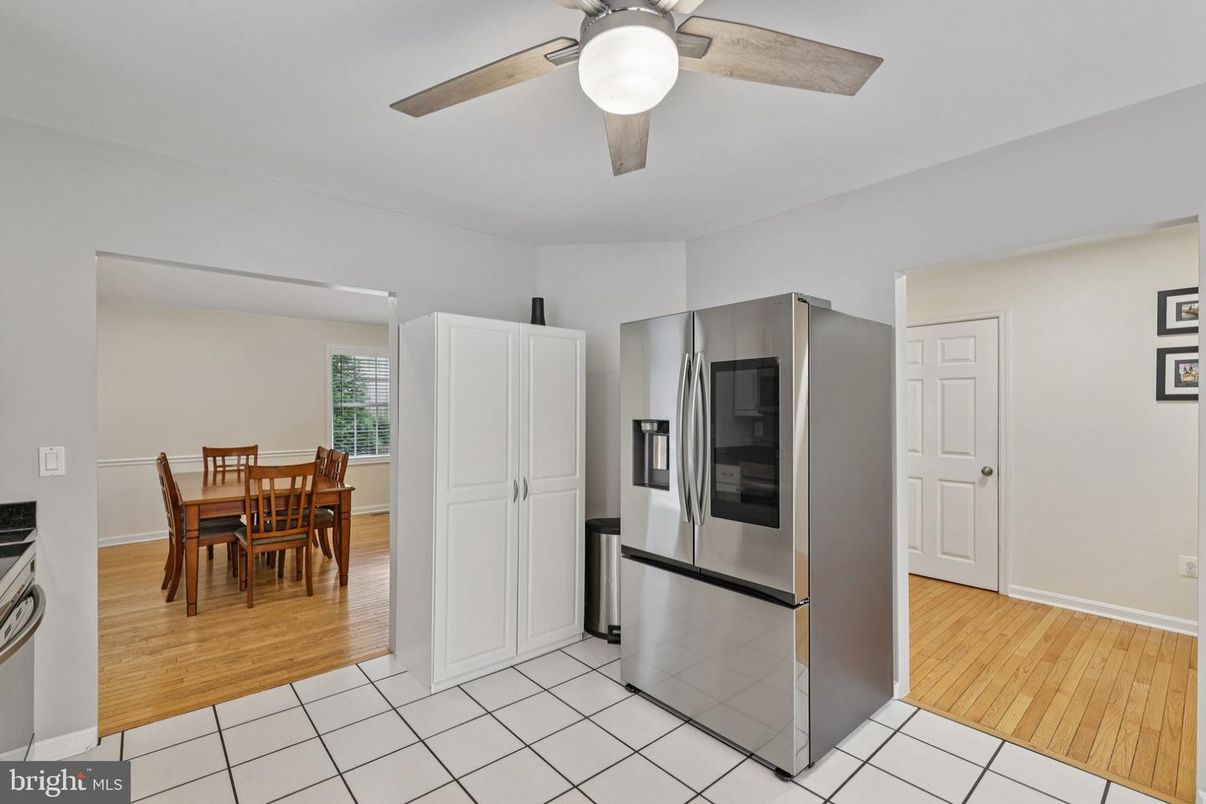 Dining room, Interior, Kitchen, Stainless Steel Appliances, Wood Texture Flooring