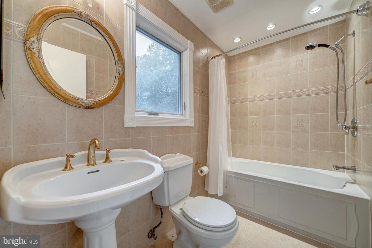 Bathroom, Interior, Recessed Lighting
