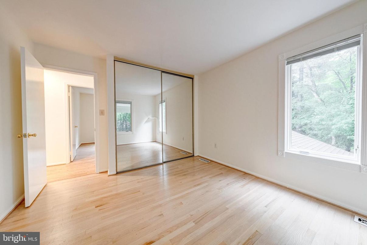 Empty room, Interior, Pendant Lights, Wood Texture Flooring