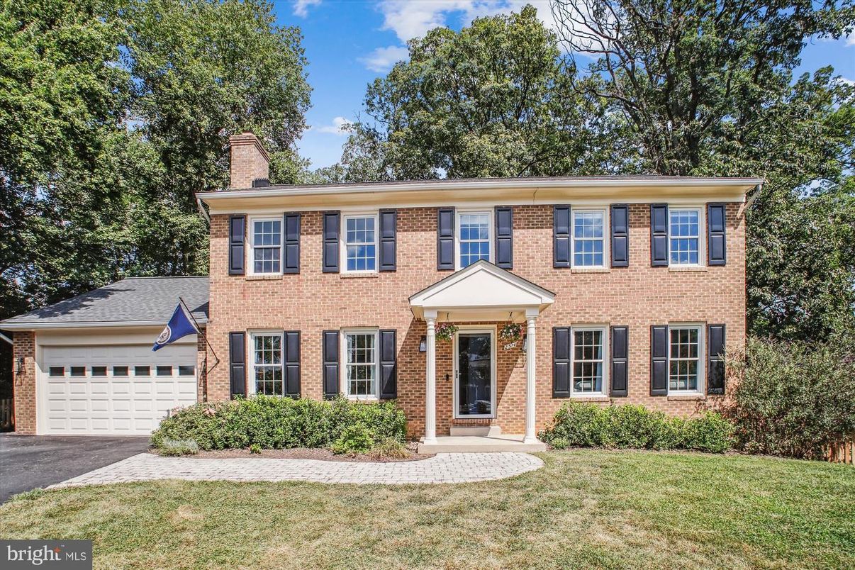 Attached, Exterior, Facade, Brick Facade, Georgian