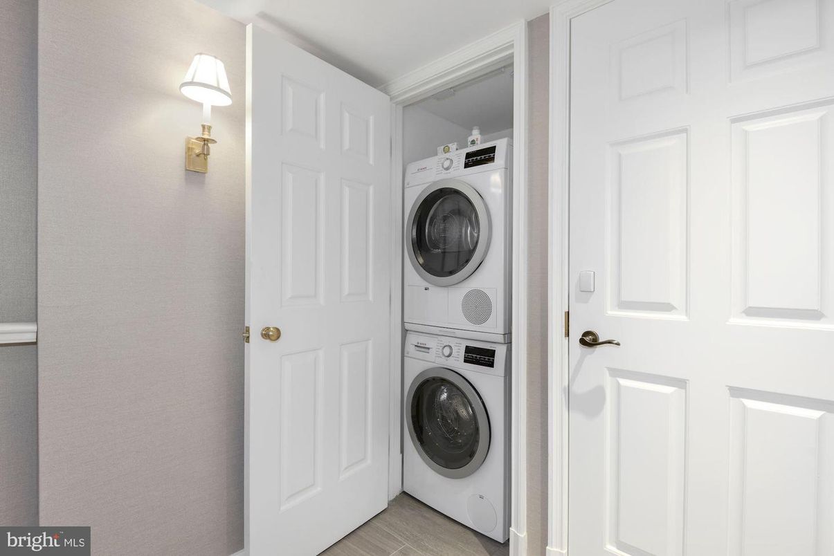 Interior, Utility Closets, Washer, Wood Texture Flooring