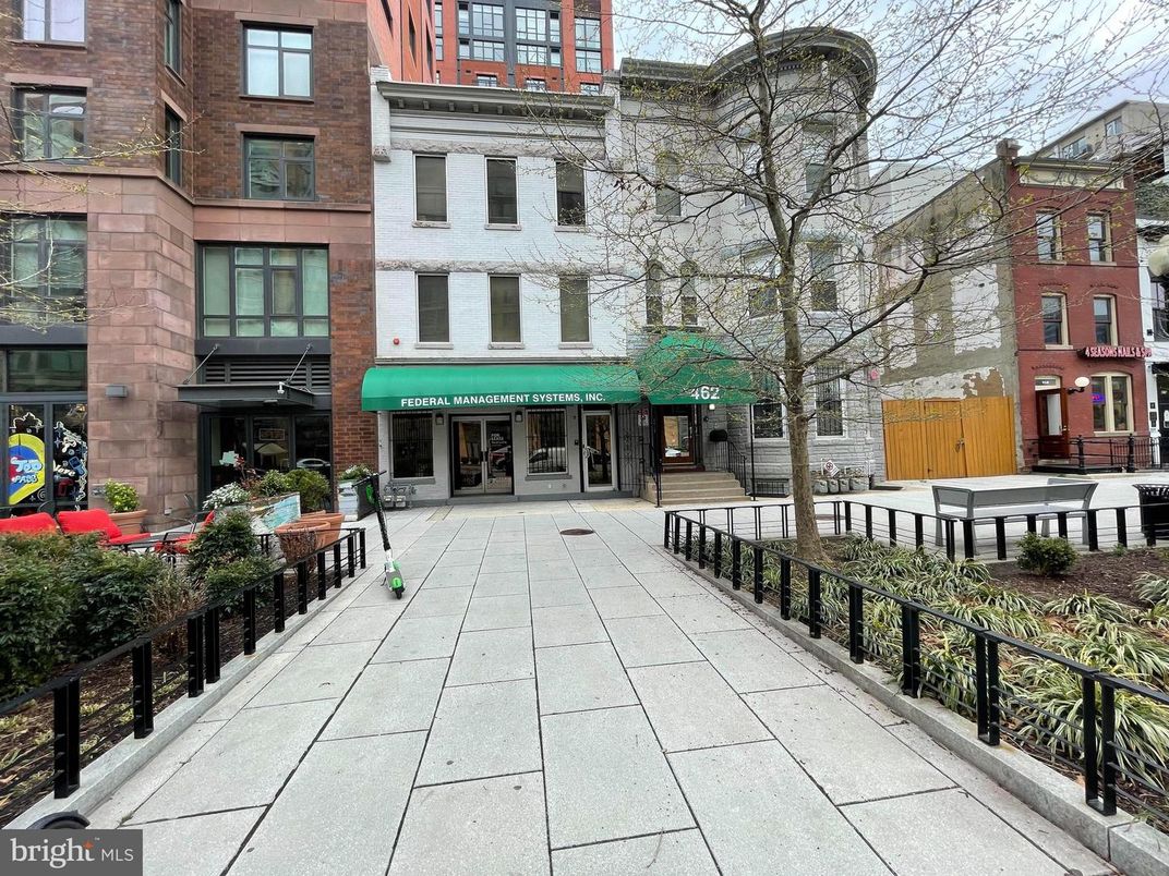 Exterior, Facade, Brick Facade, Rowhouse