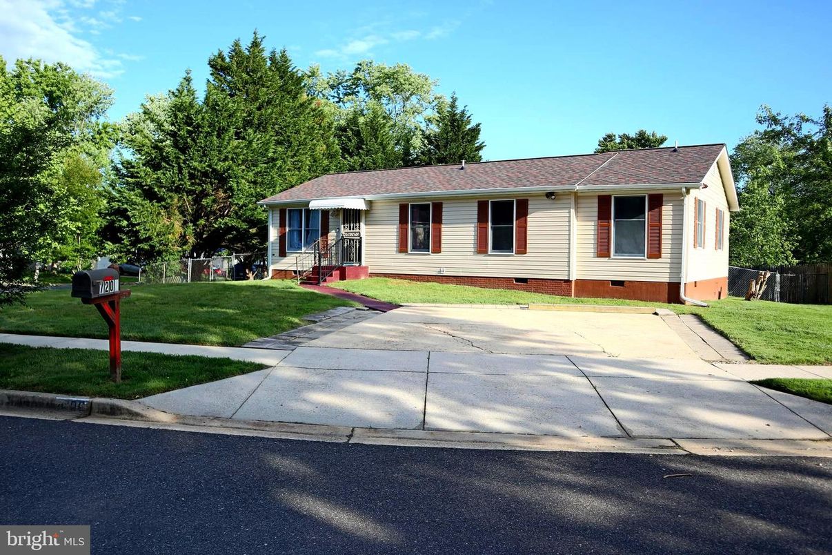 Exterior, Facade, Ranch