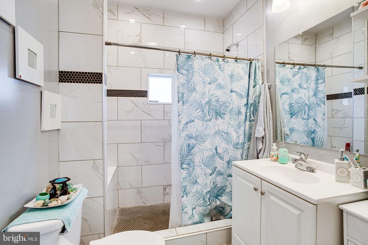 Bathroom, Interior, Marble Walls, Recessed Lighting