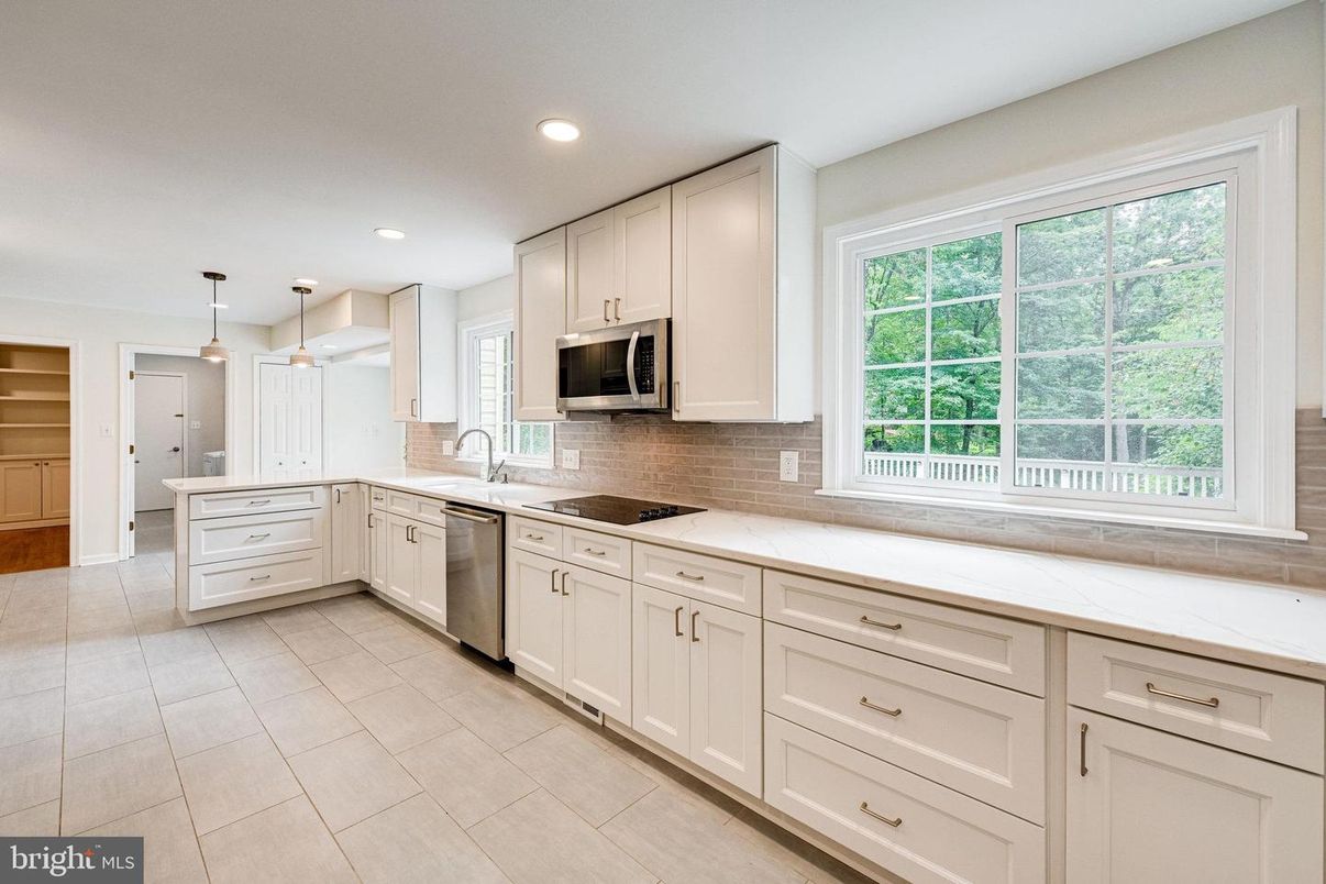 Interior, Kitchen, Pendant Lights, Recessed Lighting, Stainless Steel Appliances