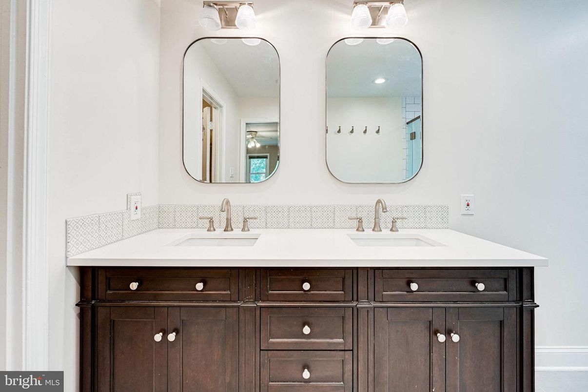 Bathroom, Dual Sink Vanities, Interior