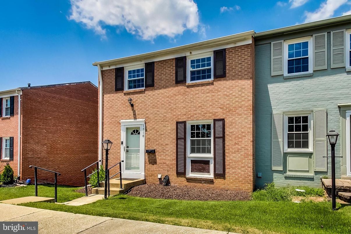 Exterior, Facade, Brick Facade, Rowhouse