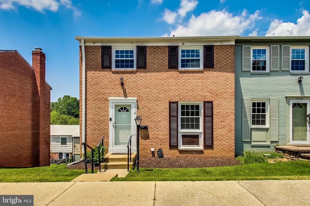 Exterior, Facade, Brick Facade, Georgian