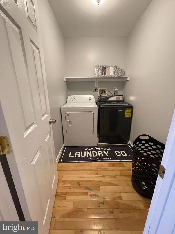 Interior, Washer, Wood Texture Flooring